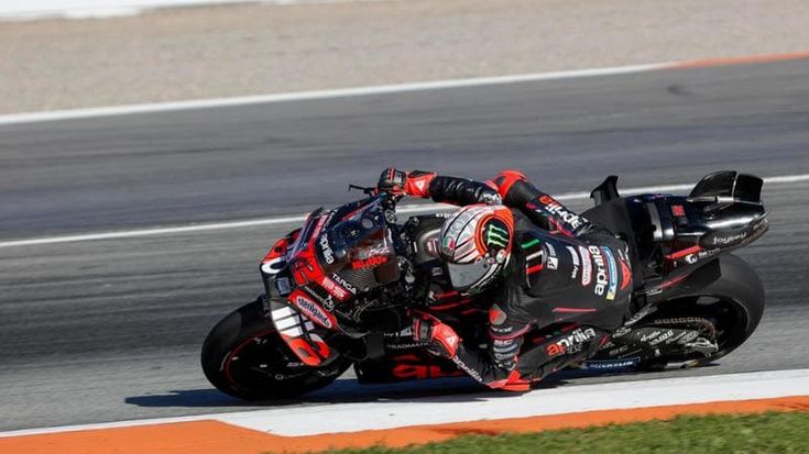 MotoGp Valencia, Bezzecchi in pole davanti a Alex Marquez. Ancora problemi per Bagnaia