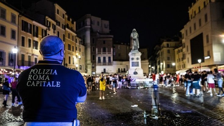 Tenta di farsi il bagno nella fontana di Campo de' Fiori: multa e daspo per un turista svizzero