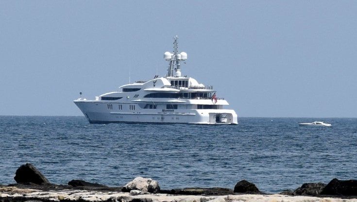 Bari, avvistato uno yacht da super ricchi: affittarlo costa 480mila euro a settimana. Ci sono anche vasca idromassaggio, palestra e cinema