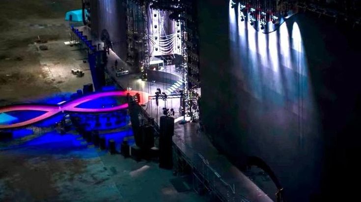 Concerto di Ultimo a Tor Vergata, ecco il palco illuminato con la passerella a forma di infinito