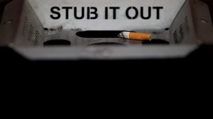Il Regno Unito verso il divieto di fumo per le future generazioni. Sunak studia la stretta
