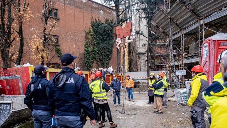Incidenti sul lavoro a Milano, benna si stacca da gru: leggermente feriti due operai