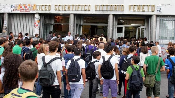 Occupato il liceo Vittorio Veneto: “Disinteresse della politica verso la scuola e fondi spesi male”