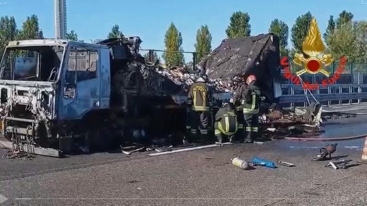 Incendio sulla tangenziale ovest di Milano: camion avvolto dalle fiamme e traffico in tilt per ore