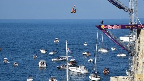 Polignano, lo spettacolo dei tuffi: al russo Silchenko la tappa della Red Bull cliff diving