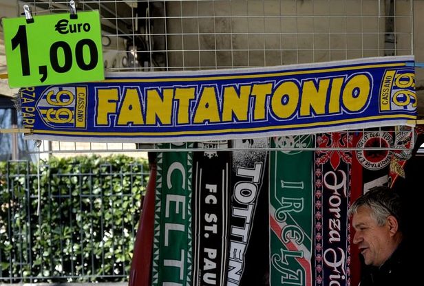 Sciarpe di Cassano crollano a un euro