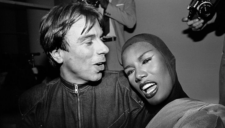 Thierry Mugler: da David Bowie a Carla Bruni, le star che lo hanno amato