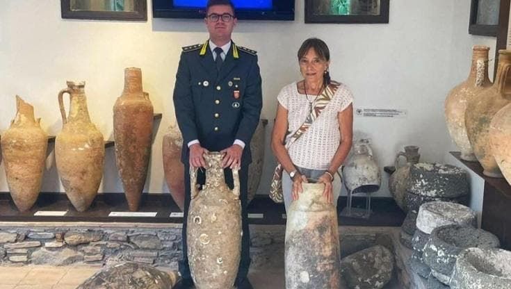Taormina, la finanza trova sei anfore in discarica: consegnate al parco archeologico