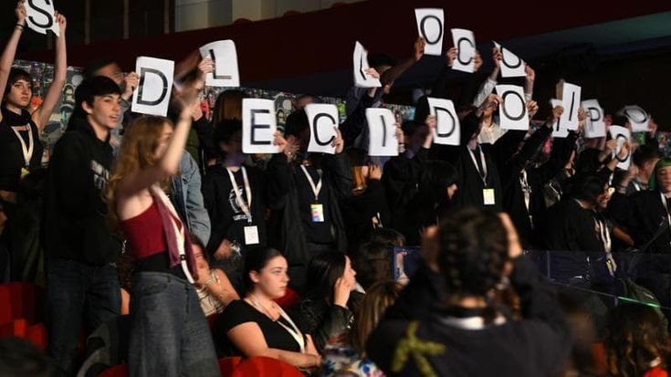 Protesta contro Roccella, parla una contestatrice: “Abbiamo interrotto il convegno perché nessuno ci ascolta”