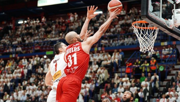 Basket, quarti play off scudetto: Pesaro trascina Milano a gara-4, Sassari vola sul 2-1 su Venezia