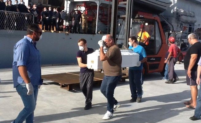 Lampedusa, le bare a porto Empedocle Lo strazio e il dolore dei superstiti