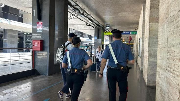Tenta di rapire l’ex fidanzata per portarla a Napoli: 37enne arrestato fra i binari di Termini