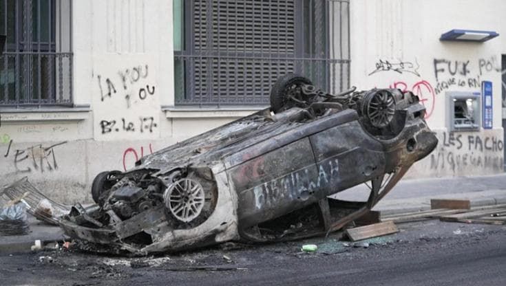 Parigi, day after manifestazioni. Turisti e cittadini scioccati: "Come una zona di guerra"