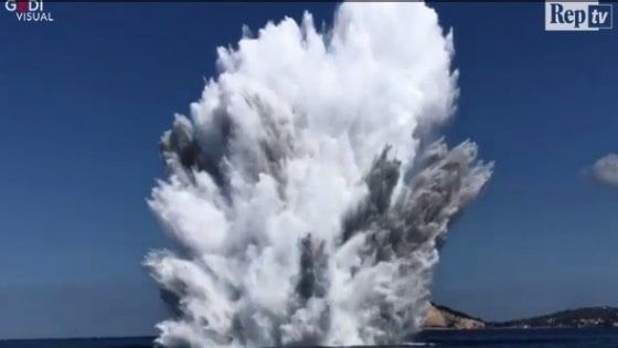Esplosione spettacolare in mare a Bacoli: duecento chili di esplosivo sollevano colonna d'acqua