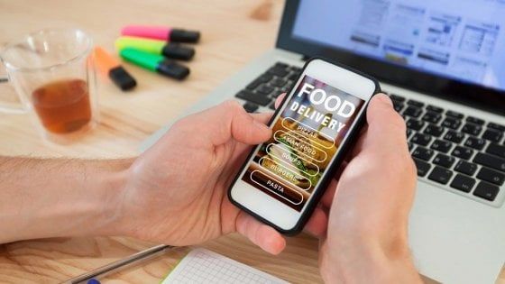Dalla sicurezza ai virtual brand: dietro le quinte del food delivery