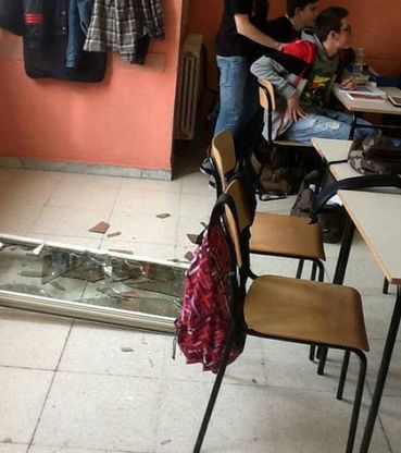 Scuola hi-tech, ma cade a pezzi:<br />crolla finestra a un soffio dai banchi