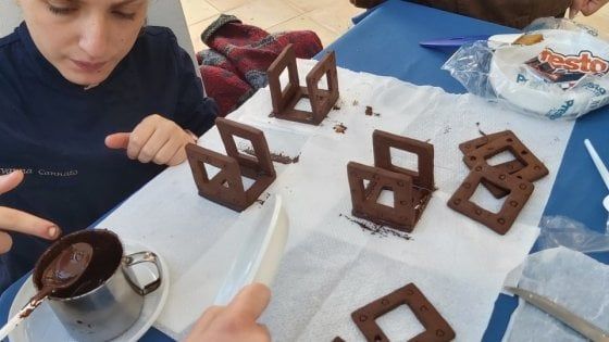 Il prof che insegna matematica (a distanza) preparando dolci: "C'è un'affinità tra i biscotti e le radici quadrate"