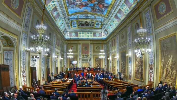 Precari Covid in bilico: i "pontieri" di FdI mediano con Schifani, sindacati in piazza