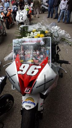 Le moto, i fiori, gli striscioni:<br />l'addio a Emanuele Cassani<br />&nbsp;