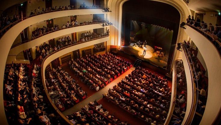 Guanciale riapre il Duse, ma lo spettacolo lo fa il pubblico festeggiando  il ritorno al teatro