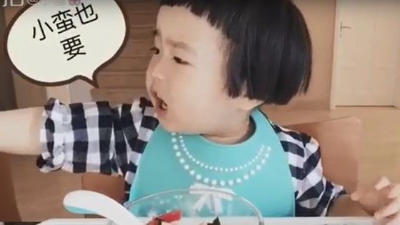 Cinesi pazzi per Xiaoman, la bambina mangiona da 12 miliardi di visualizzazioni