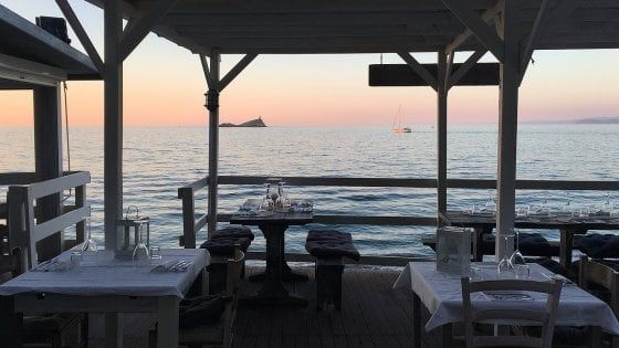 Dalla Versilia all'Argentario: 10 ristoranti dove mangiare con i piedi nella sabbia 
