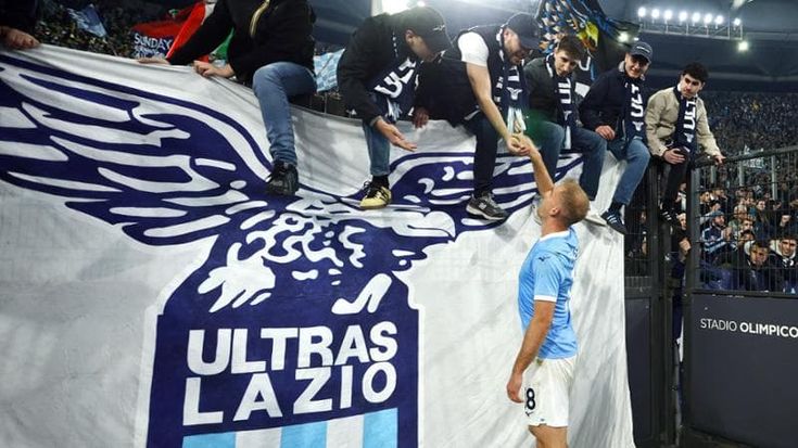 La Lazio apre i cancelli di Formello ai tifosi, ma lo sciopero continua: “Resteremo fuori”