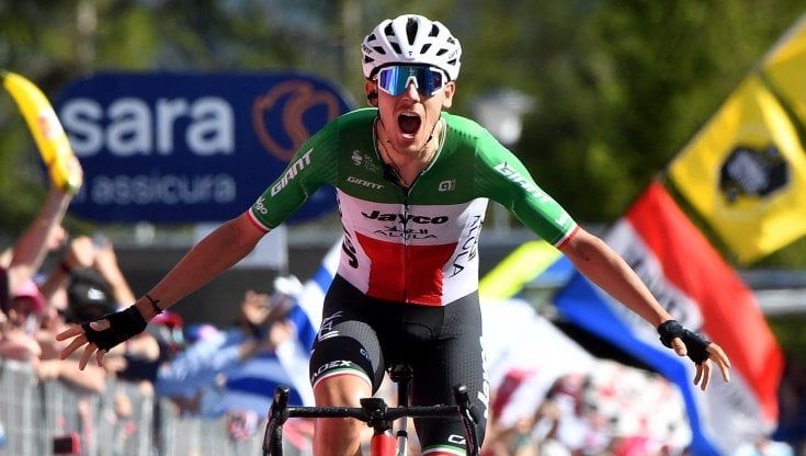 Giro, in Val di Zoldo il grande giorno di Zana. Thomas resta in rosa, Roglic scavalca Almeida