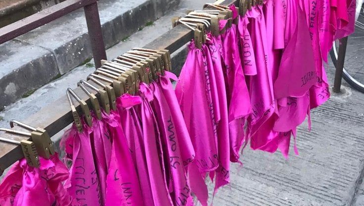 La rabbia di NonUnaDiMeno: "Subito rimosso da piazza Santissima Annunziata il ricordo delle donne uccise"
