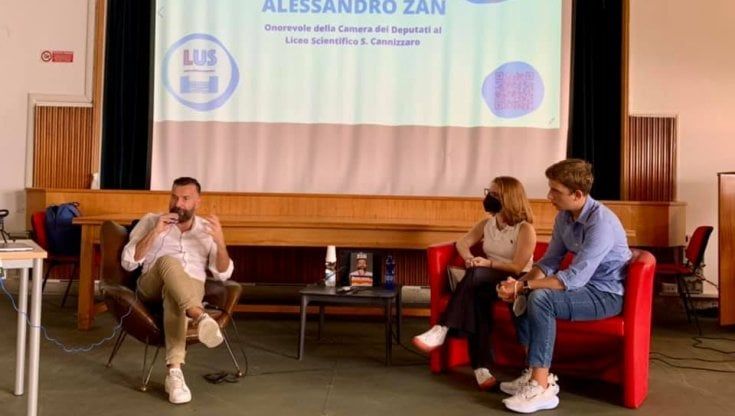 Zan incontra gli studenti liceali: "La lotta contro le discriminazioni passa dai giovani"