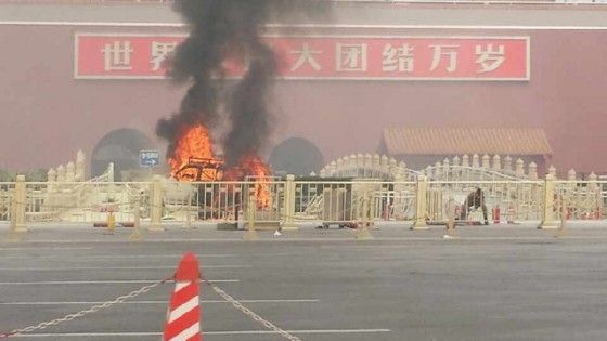 Cina, auto in fiamme in piazza Tienanmen: 5 morti