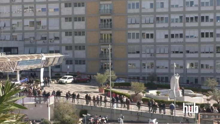 Roma, Papa ricoverato: fedeli sotto l'ospedale pregano e aspettano notizie