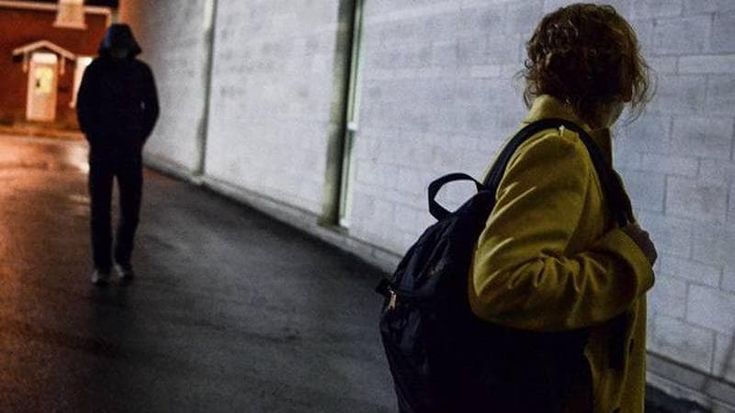Violenza, un adolescente su tre pensa che “le ragazze dicono di no, ma in realtà intendono sì”. Il controllo? Una forma di amore