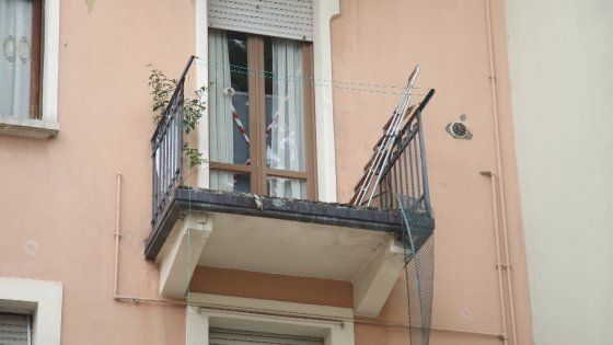 Brescia, esce in balcone per fumare ma cede ringhiera: muore dopo volo di 10 metri