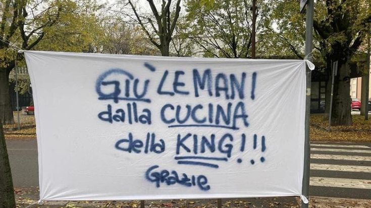 A San Donato la protesta per la cucina delle scuole che chiude per i costi: “La mensa è dei bambini”
