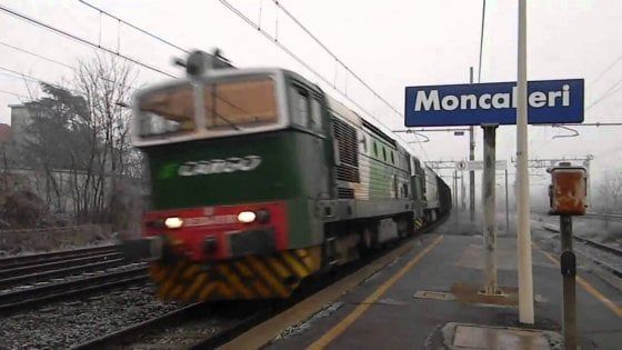 Stritolato da un treno alla stazione di Moncalieri, 400 "prigionieri" per quattro ore sul convoglio