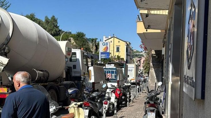 Corteo di ambulanti paralizza la statale sorrentina, scatta la protesta dei mercatali