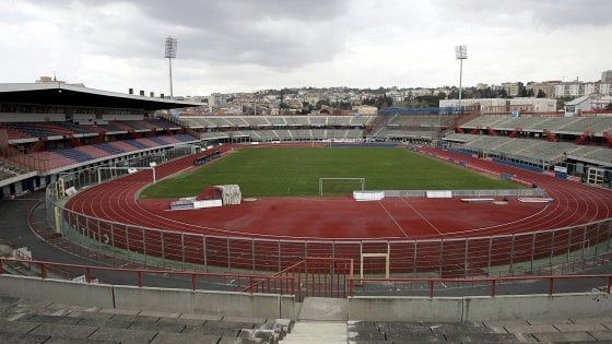 Calcio Catania, intimidazione a Lo Monaco: testa di maiale al centro dello stadio