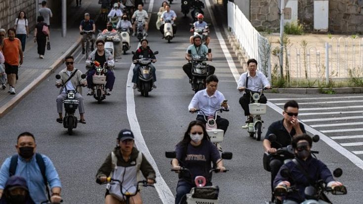 A Pechino casco obbligatorio per gli scooter: è una rivoluzione culturale
