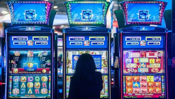 Gioco d'azzardo, ecco cosa c'è davvero in ballo dietro il braccio di ferro sulle slot legali