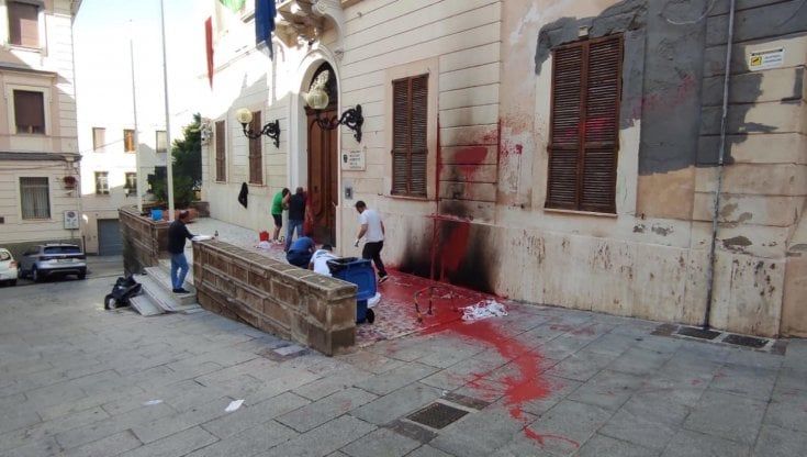Cagliari molotov contro comando dell'Esercito. Guerini: "Gesto grave e vile, non ci faremo intimidire"