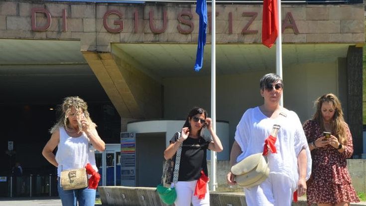 Telecamere nelle docce all’ospedale di Empoli, 50 infermiere si presentano come parti civili