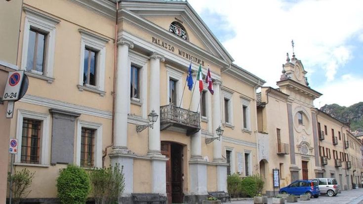 Casa dichiarata inagibile per il degrado e i rifiuti e il pensionato prende a pugni il sindaco