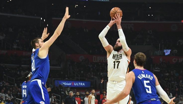 Basket, Nba: un gigantesco Valanciunas trascina New Orleans, Clippers ancora ko