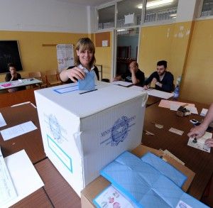 Il centrosinistra vince tutti i ballottaggi.Crollo per Pdl e Lega. L'affluenza al 51%