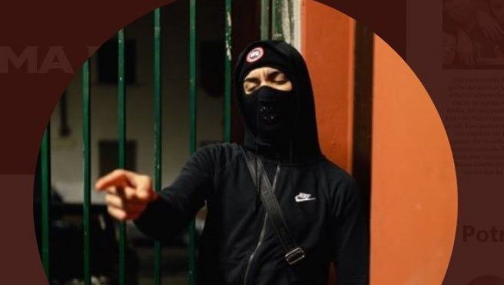 Trecento ragazzi per il video del  rapper Neima Ezza, pietre e bastoni contro la polizia che li disperde con un lacrimogeno 