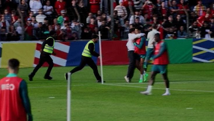 Euro 2024, l'invasione di campo per abbracciare Ronaldo che si allena con il Portogallo