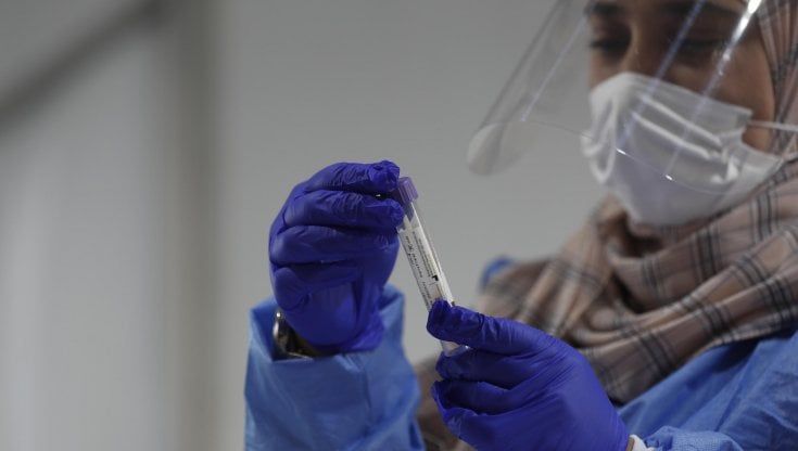 Variante Omicron, al lavoro l'IZS di Foggia: "Si sa ancora poco, ma aspettiamo le nuove linee guida"