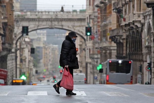 Genova chiusa per coronavirus: ma molti anziani escono per fare la spesa e i clochard restano in strada