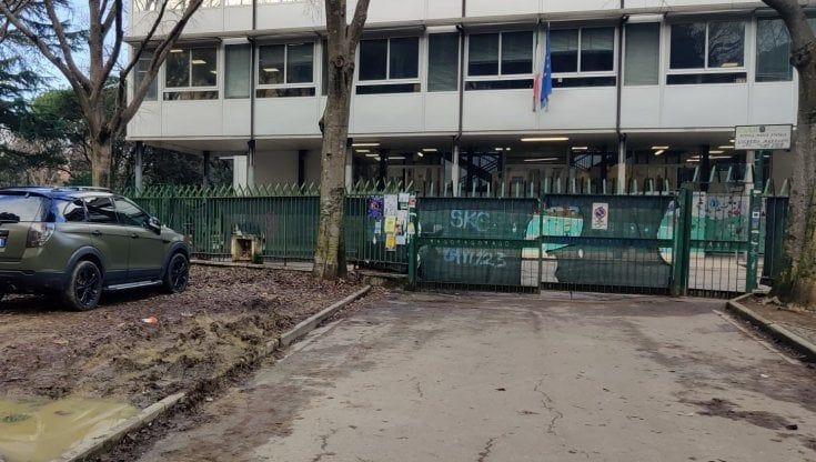 Firenze, parcheggio nel verde davanti alla scuola come "lezione" di civiltà